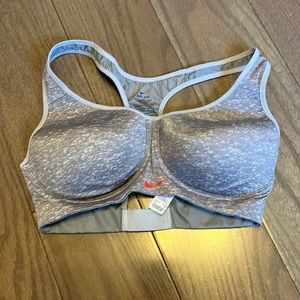 Womens Nike gray sports racer back bra-32D
Preowned excellent condition